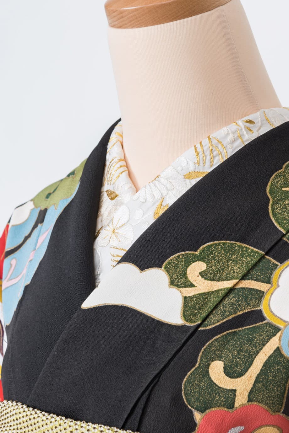 【和装の結婚式】菊尽くし～大小の菊が舞い踊る五つ紋付黒引き振袖