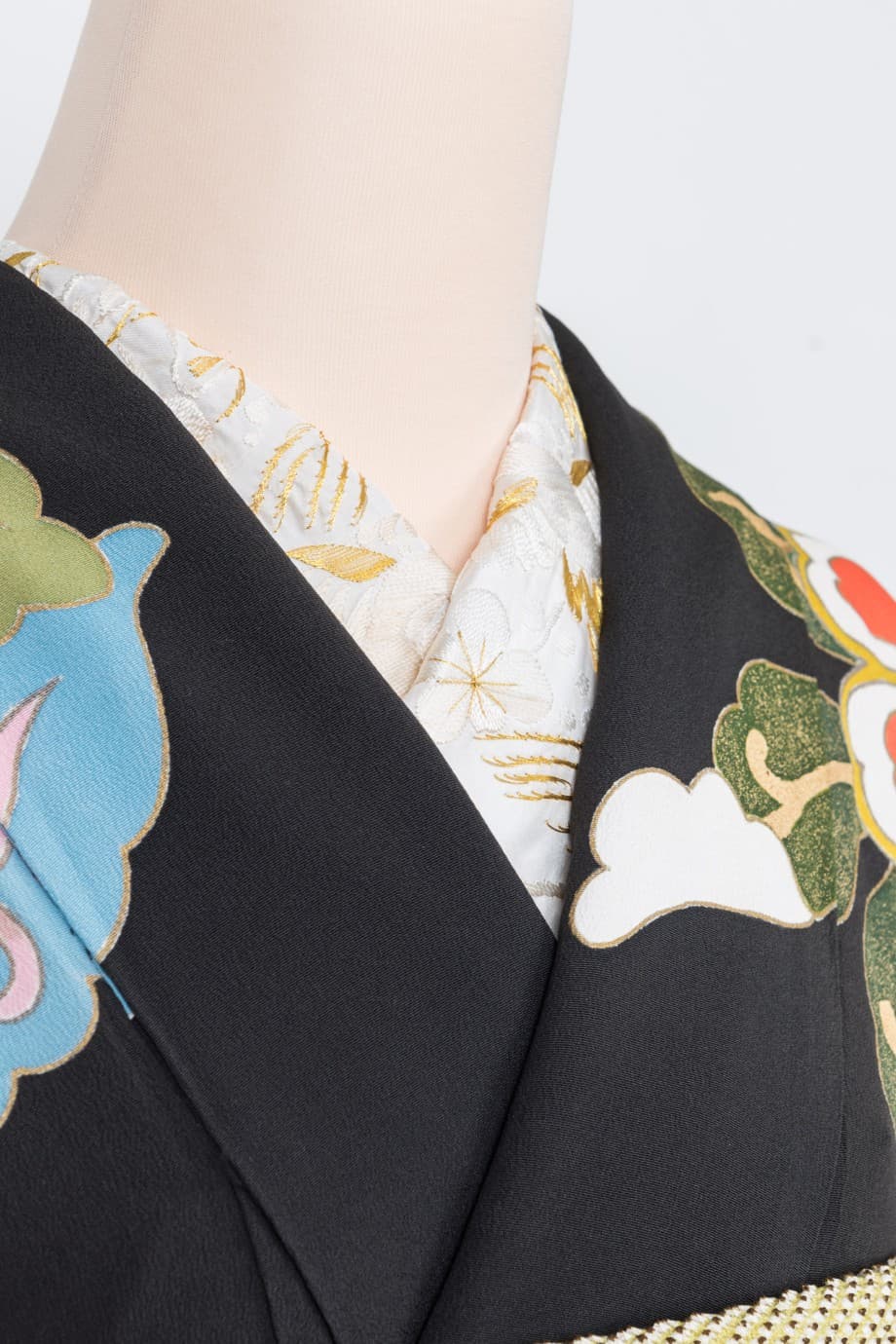 【和装の結婚式】菊尽くし～大小の菊が舞い踊る五つ紋付黒引き振袖