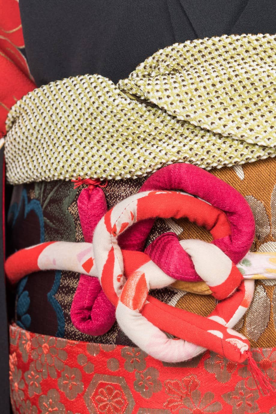 【和装の結婚式】菊尽くし～大小の菊が舞い踊る五つ紋付黒引き振袖