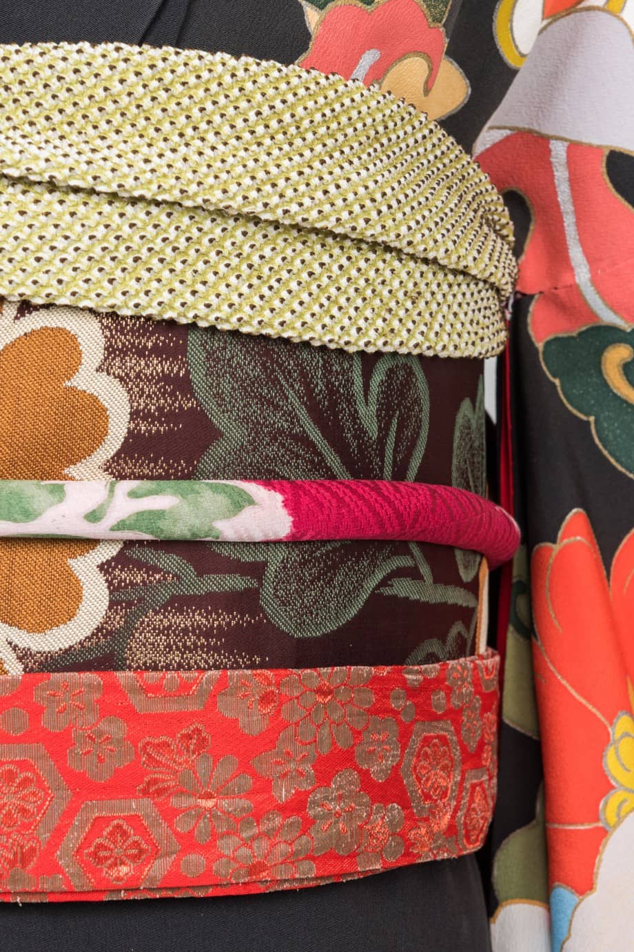 【和装の結婚式】菊尽くし～大小の菊が舞い踊る五つ紋付黒引き振袖