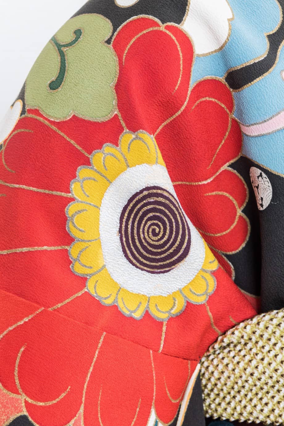 【和装の結婚式】菊尽くし～大小の菊が舞い踊る五つ紋付黒引き振袖