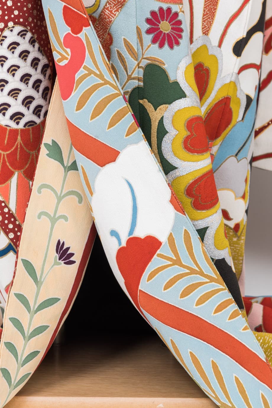 【和装の結婚式】菊尽くし～大小の菊が舞い踊る五つ紋付黒引き振袖