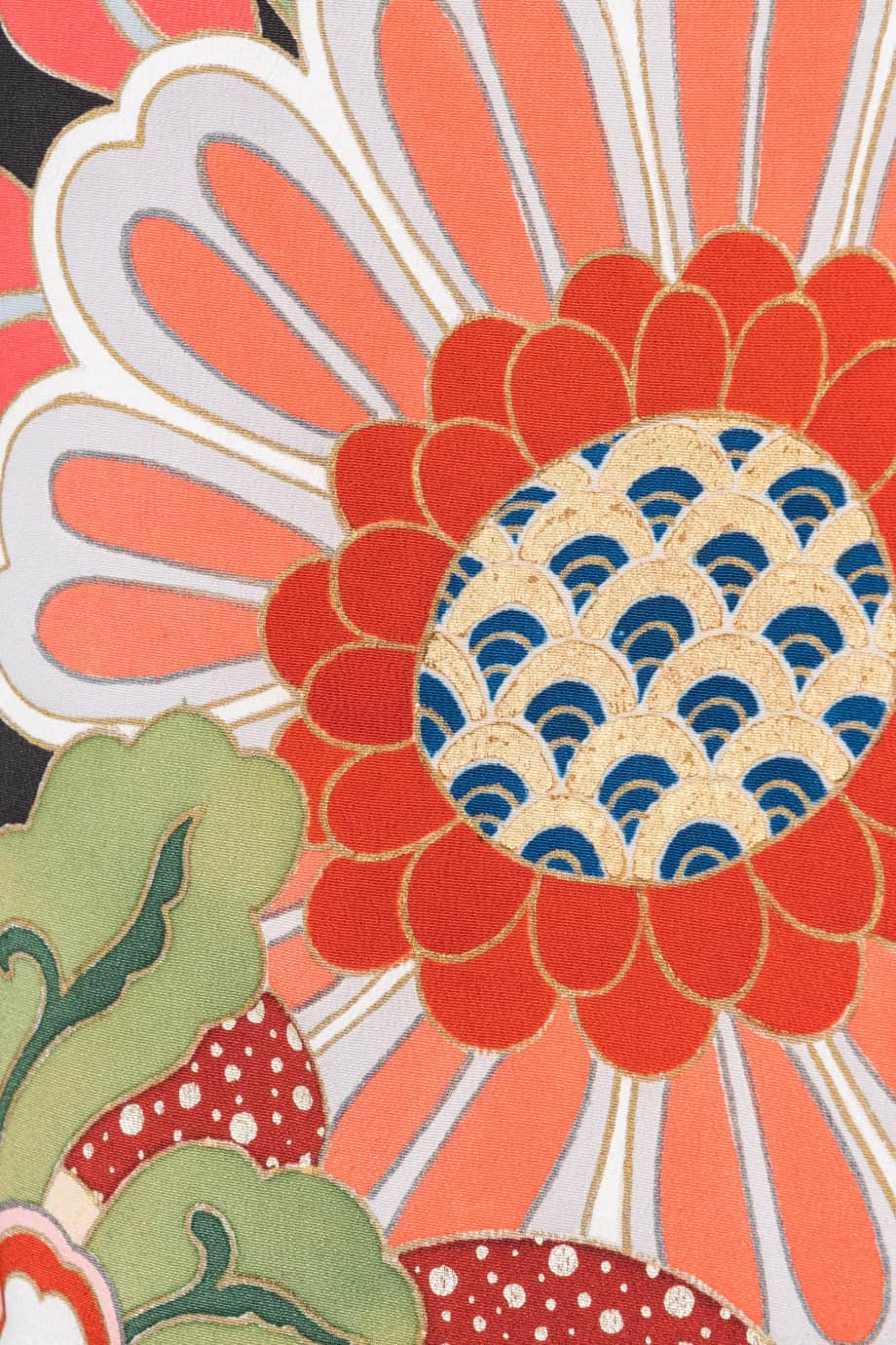 【和装の結婚式】菊尽くし～大小の菊が舞い踊る五つ紋付黒引き振袖