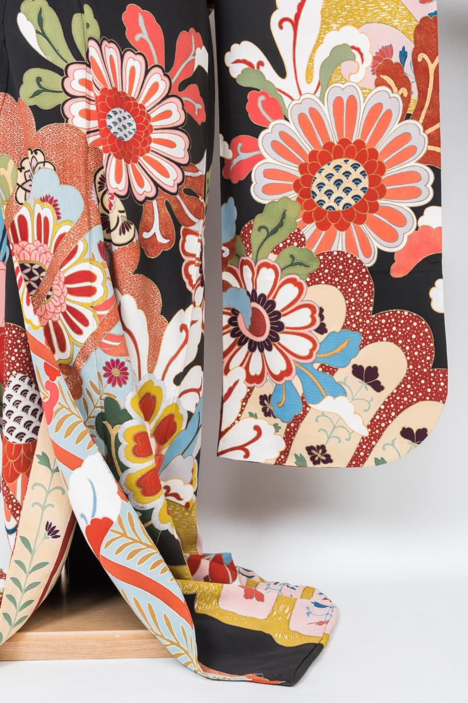 【和装の結婚式】菊尽くし～大小の菊が舞い踊る五つ紋付黒引き振袖