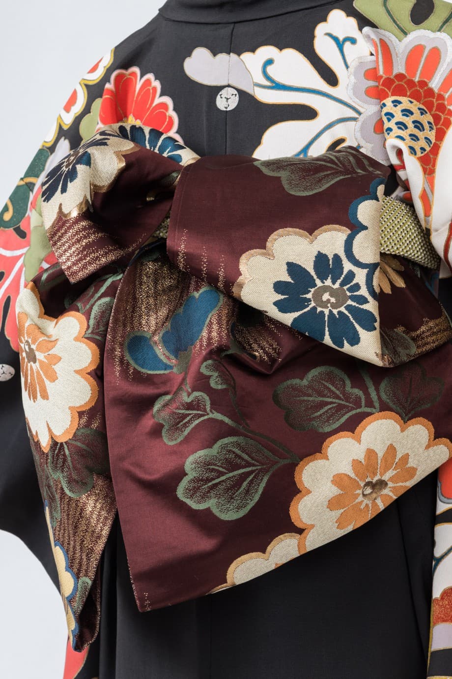 【和装の結婚式】菊尽くし～大小の菊が舞い踊る五つ紋付黒引き振袖