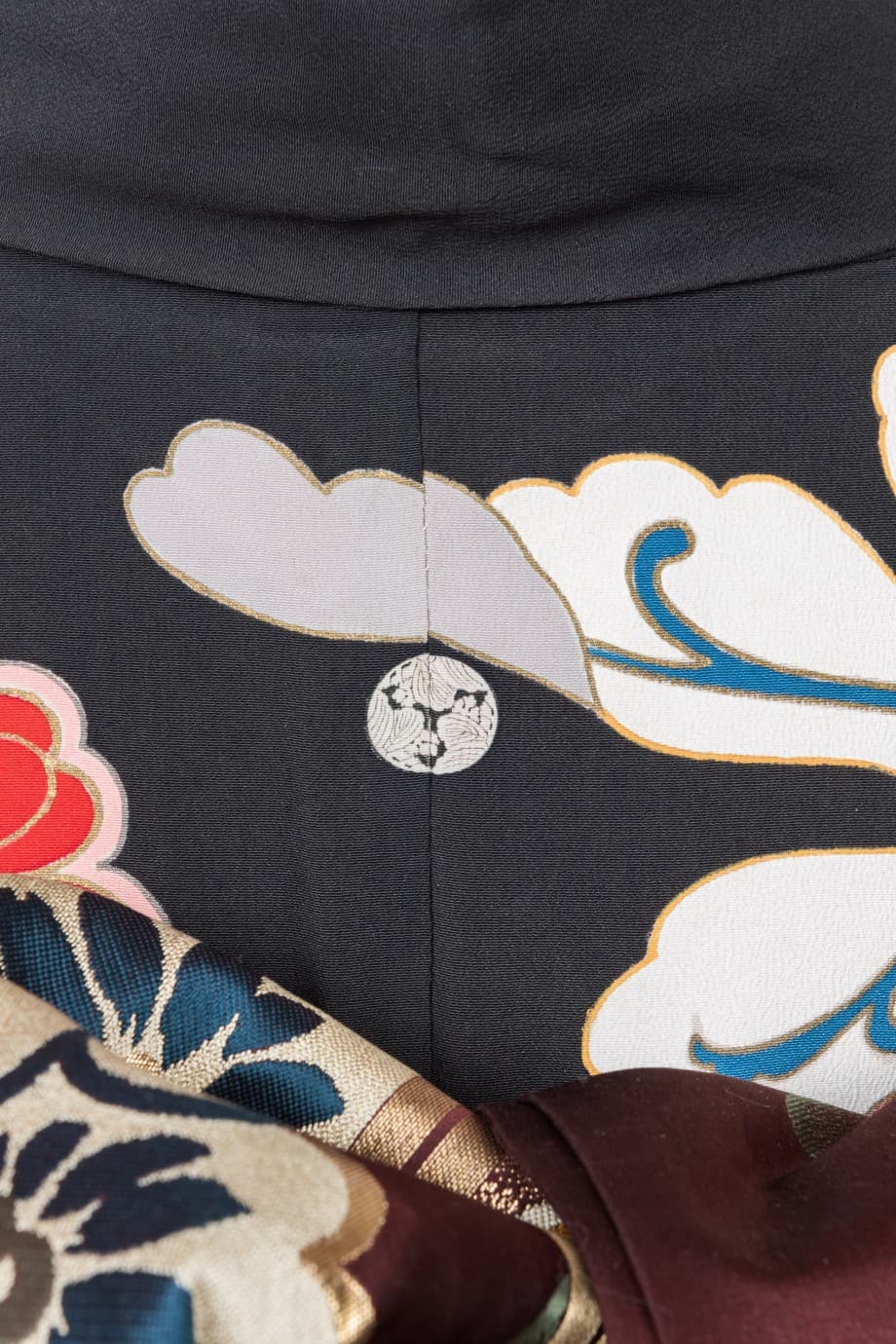 【和装の結婚式】菊尽くし～大小の菊が舞い踊る五つ紋付黒引き振袖