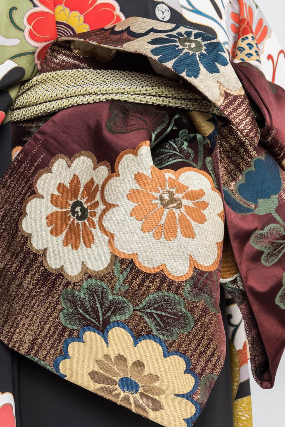 【和装の結婚式】菊尽くし～大小の菊が舞い踊る五つ紋付黒引き振袖