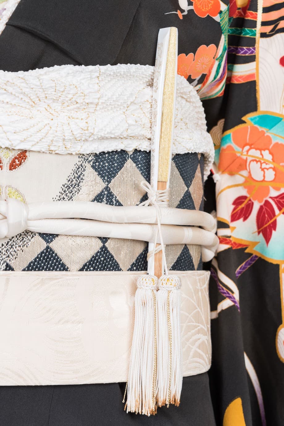 【和装の結婚式】舞い踊る檜扇に御所車と百花繚乱の五つ紋付黒引き振袖