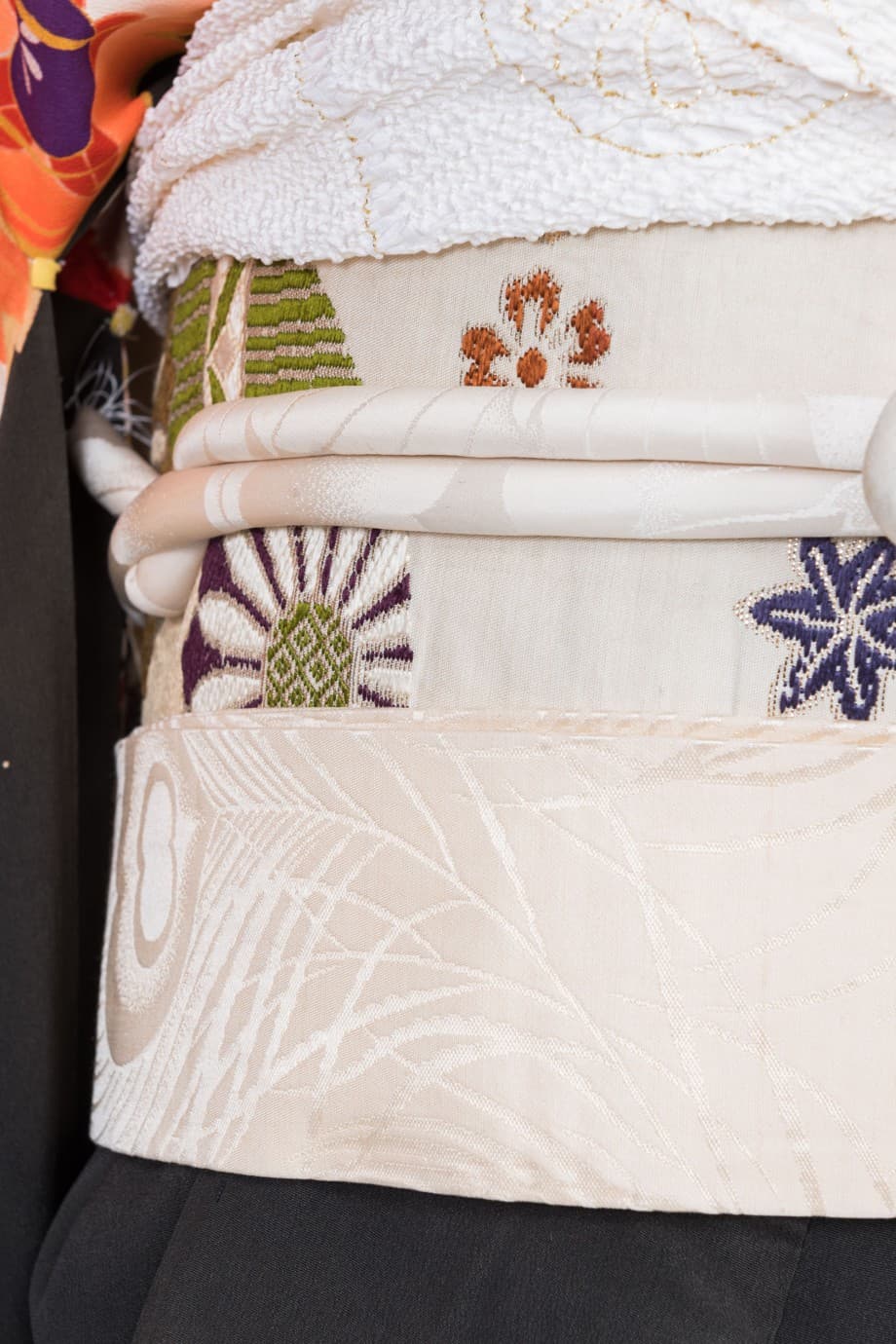 【和装の結婚式】舞い踊る檜扇に御所車と百花繚乱の五つ紋付黒引き振袖