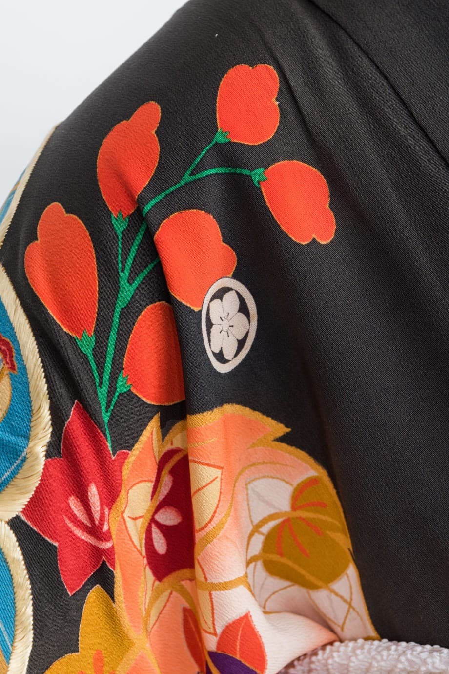 【和装の結婚式】舞い踊る檜扇に御所車と百花繚乱の五つ紋付黒引き振袖