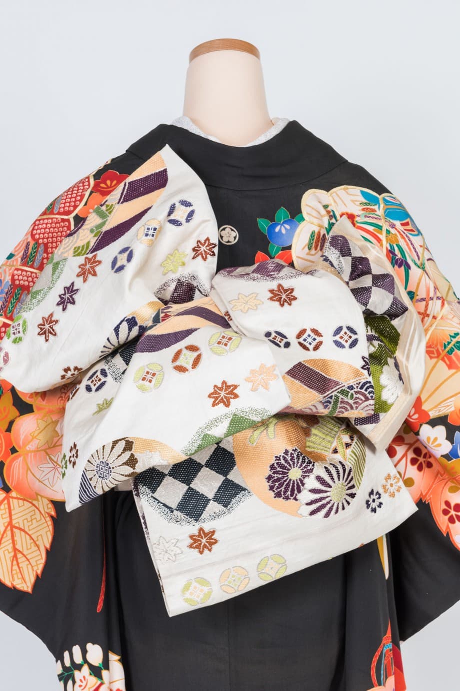 【和装の結婚式】舞い踊る檜扇に御所車と百花繚乱の五つ紋付黒引き振袖