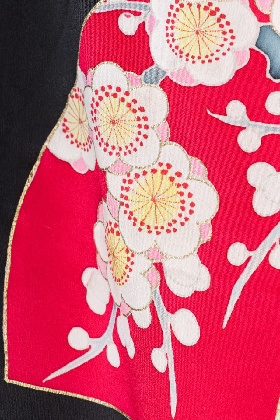 【和装の結婚式】花いっぱいの扇と鶴が舞う五つ紋付黒引き振袖