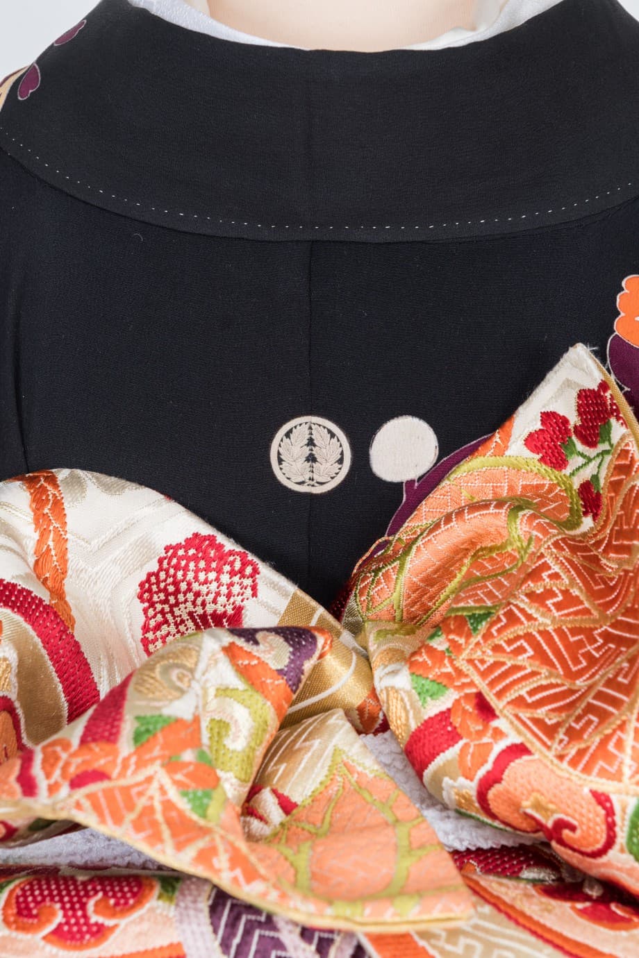 【和装の結婚式】黒い雲取紋様に花丸紋と扇の五つ紋付黒引き振袖