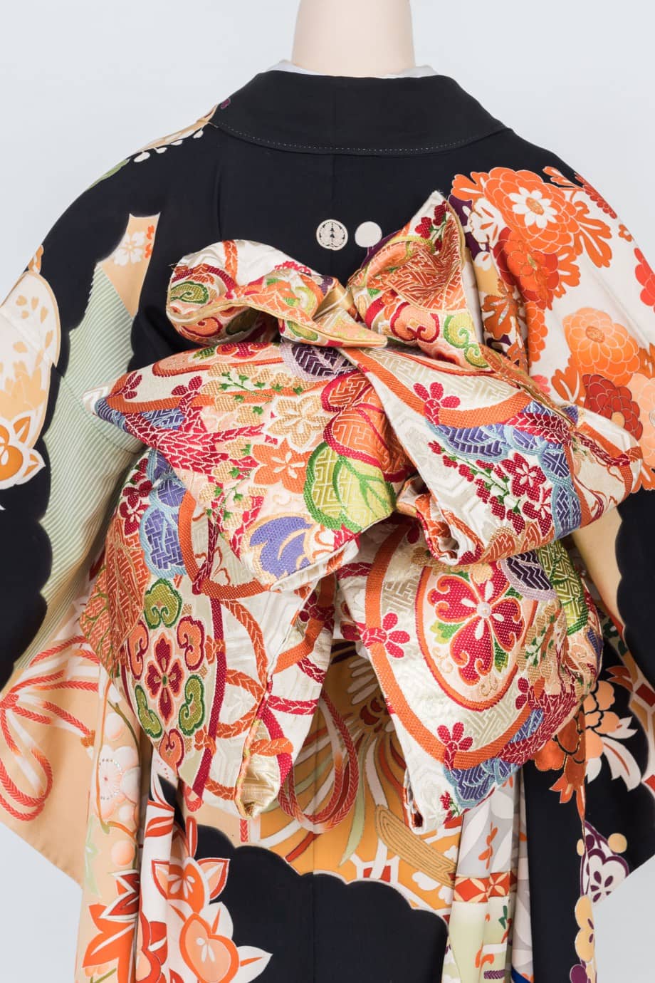 【和装の結婚式】黒い雲取紋様に花丸紋と扇の五つ紋付黒引き振袖