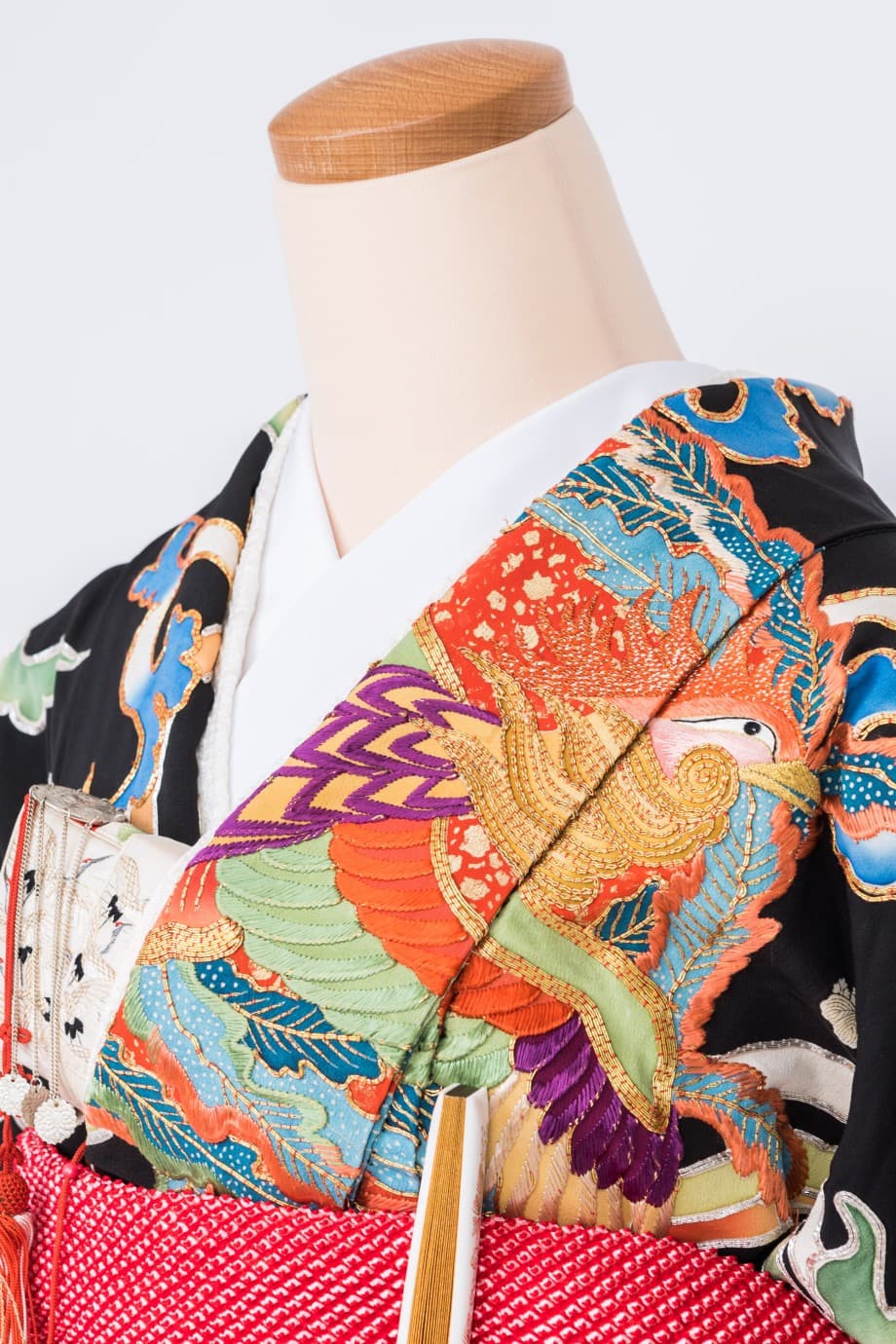 【和装の結婚式】唐草に鳳凰と鶴の五つ紋付黒引き振袖