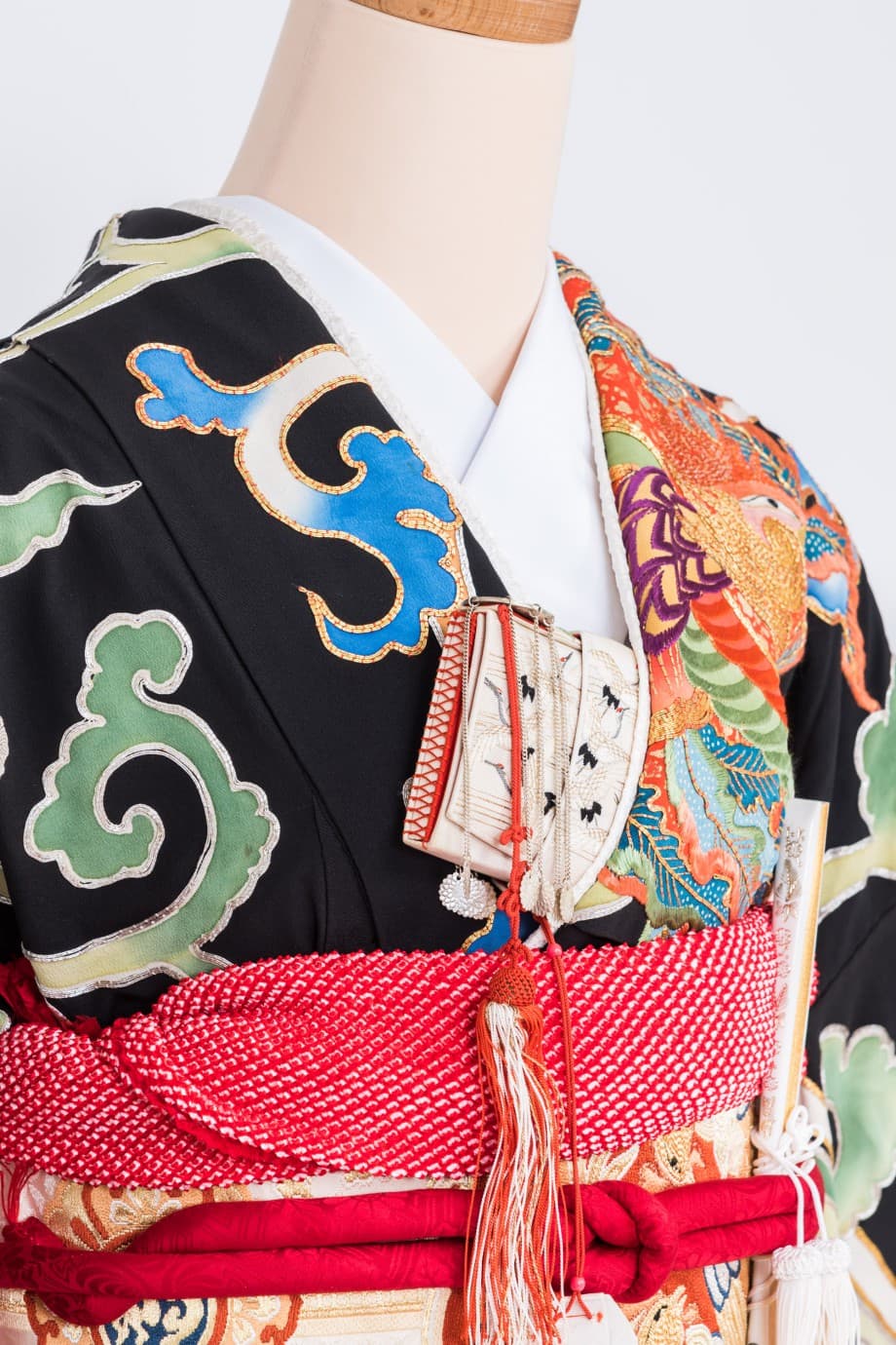 【和装の結婚式】唐草に鳳凰と鶴の五つ紋付黒引き振袖