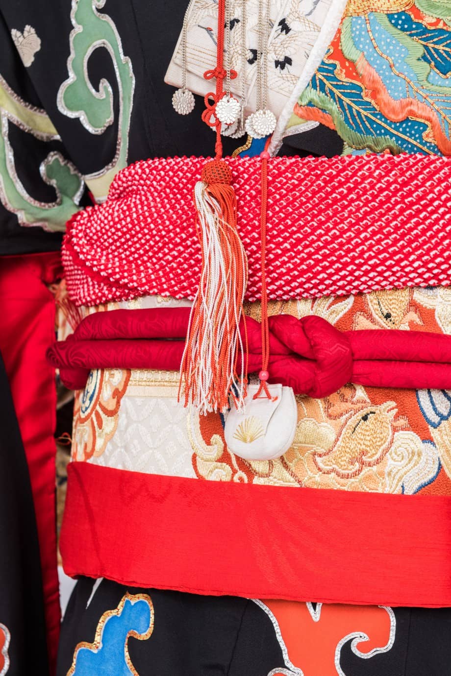 【和装の結婚式】唐草に鳳凰と鶴の五つ紋付黒引き振袖