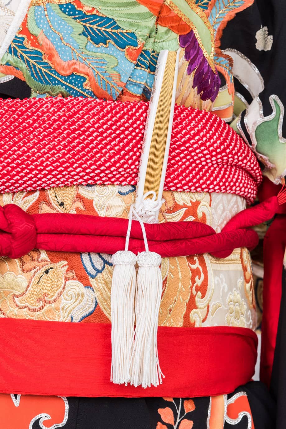 【和装の結婚式】唐草に鳳凰と鶴の五つ紋付黒引き振袖