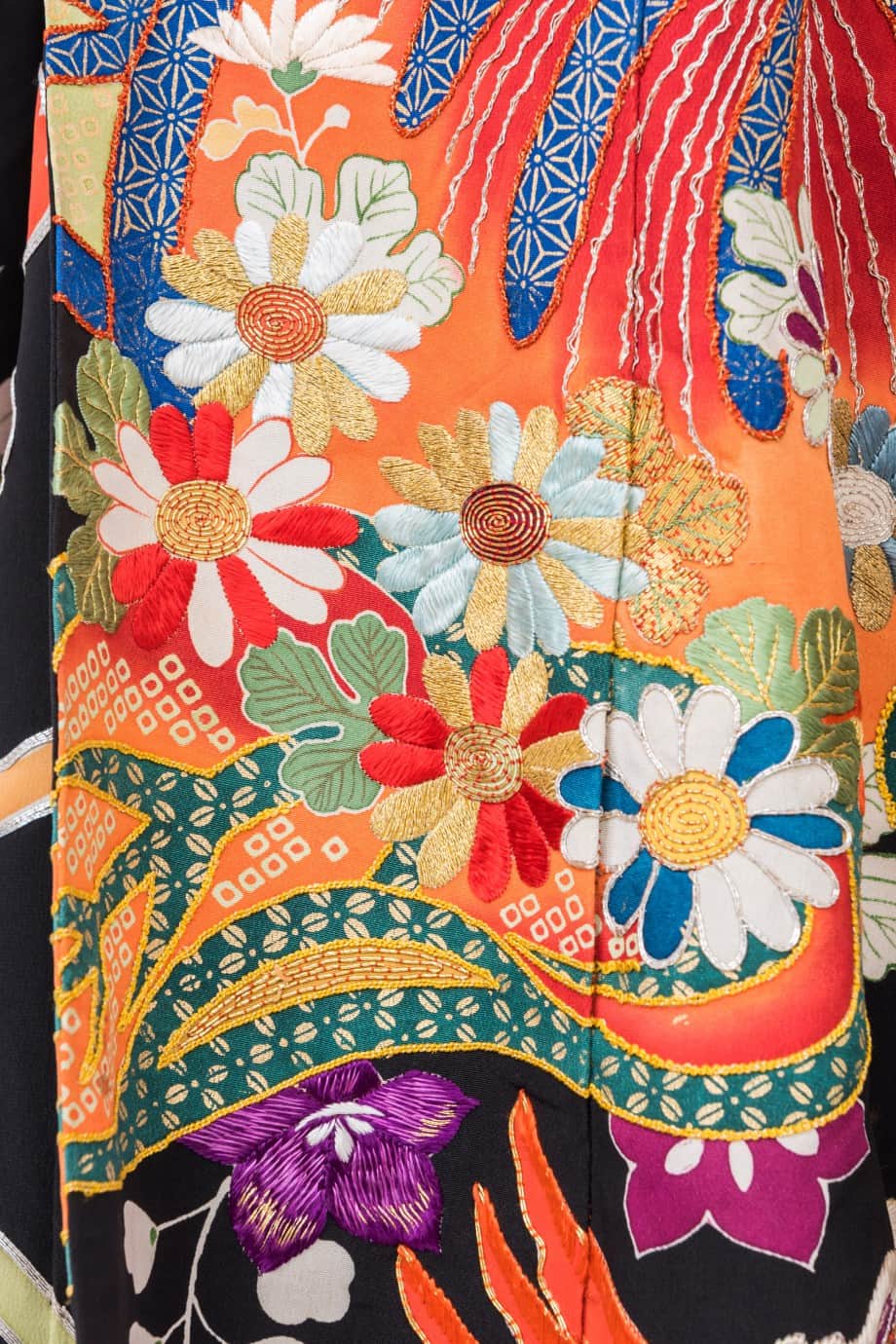 【和装の結婚式】唐草に鳳凰と鶴の五つ紋付黒引き振袖