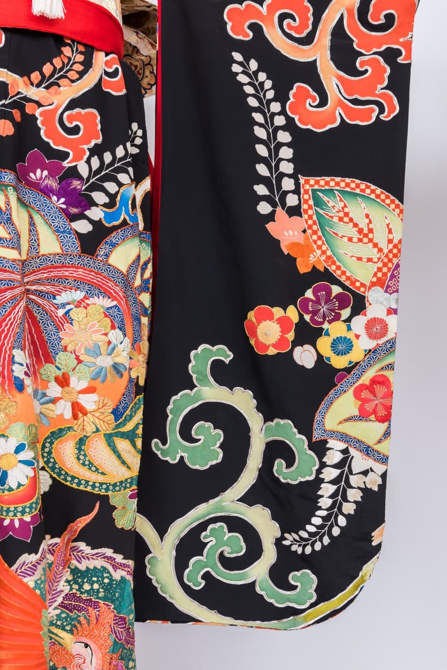 【和装の結婚式】唐草に鳳凰と鶴の五つ紋付黒引き振袖