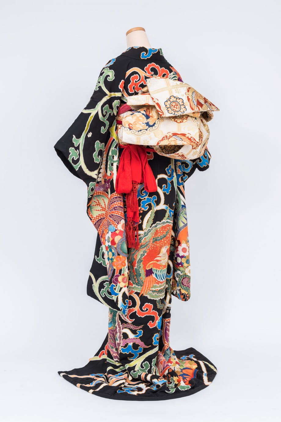 【和装の結婚式】唐草に鳳凰と鶴の五つ紋付黒引き振袖