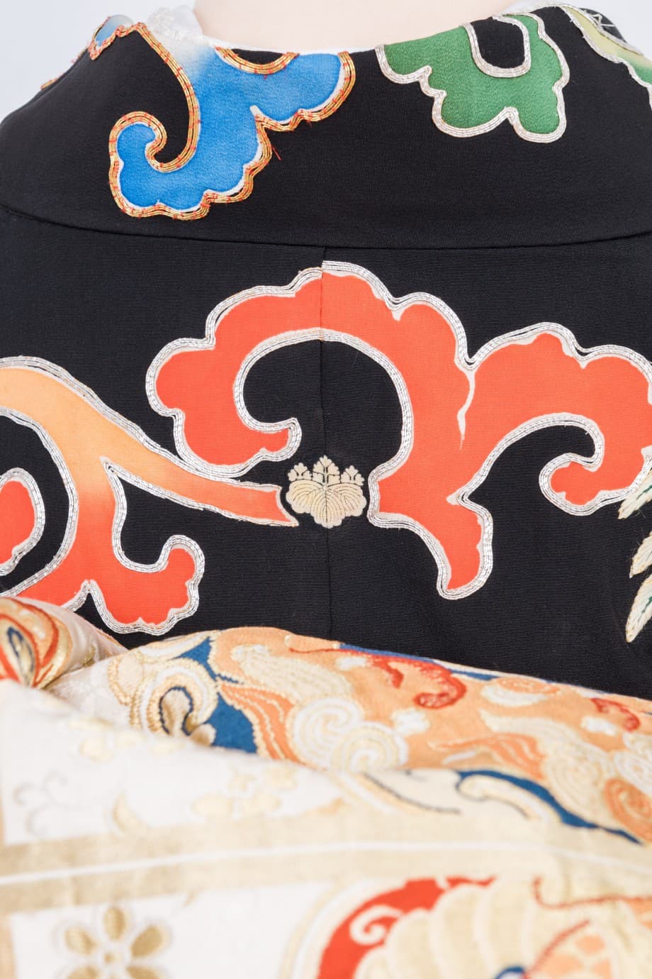 【和装の結婚式】唐草に鳳凰と鶴の五つ紋付黒引き振袖