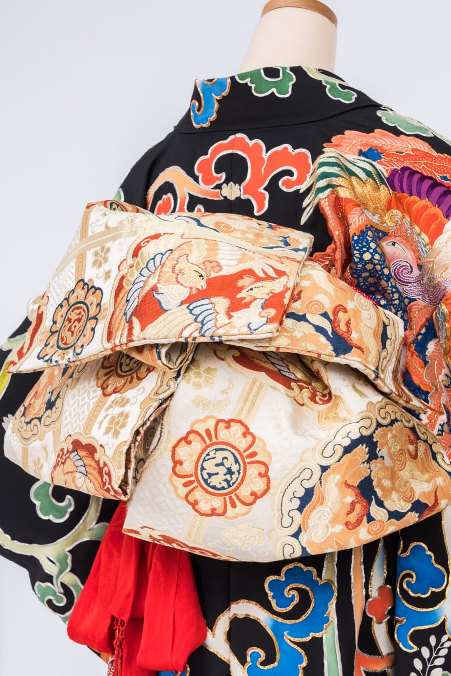 【和装の結婚式】唐草に鳳凰と鶴の五つ紋付黒引き振袖