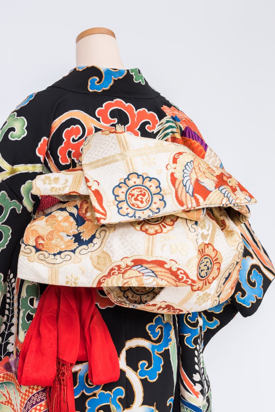 【和装の結婚式】唐草に鳳凰と鶴の五つ紋付黒引き振袖