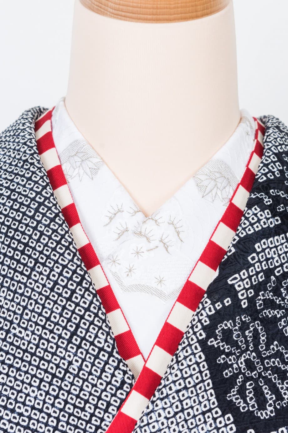 【振袖レンタル】成人式 | 黒地に雪輪、菊、松、橘の総絞り色振袖