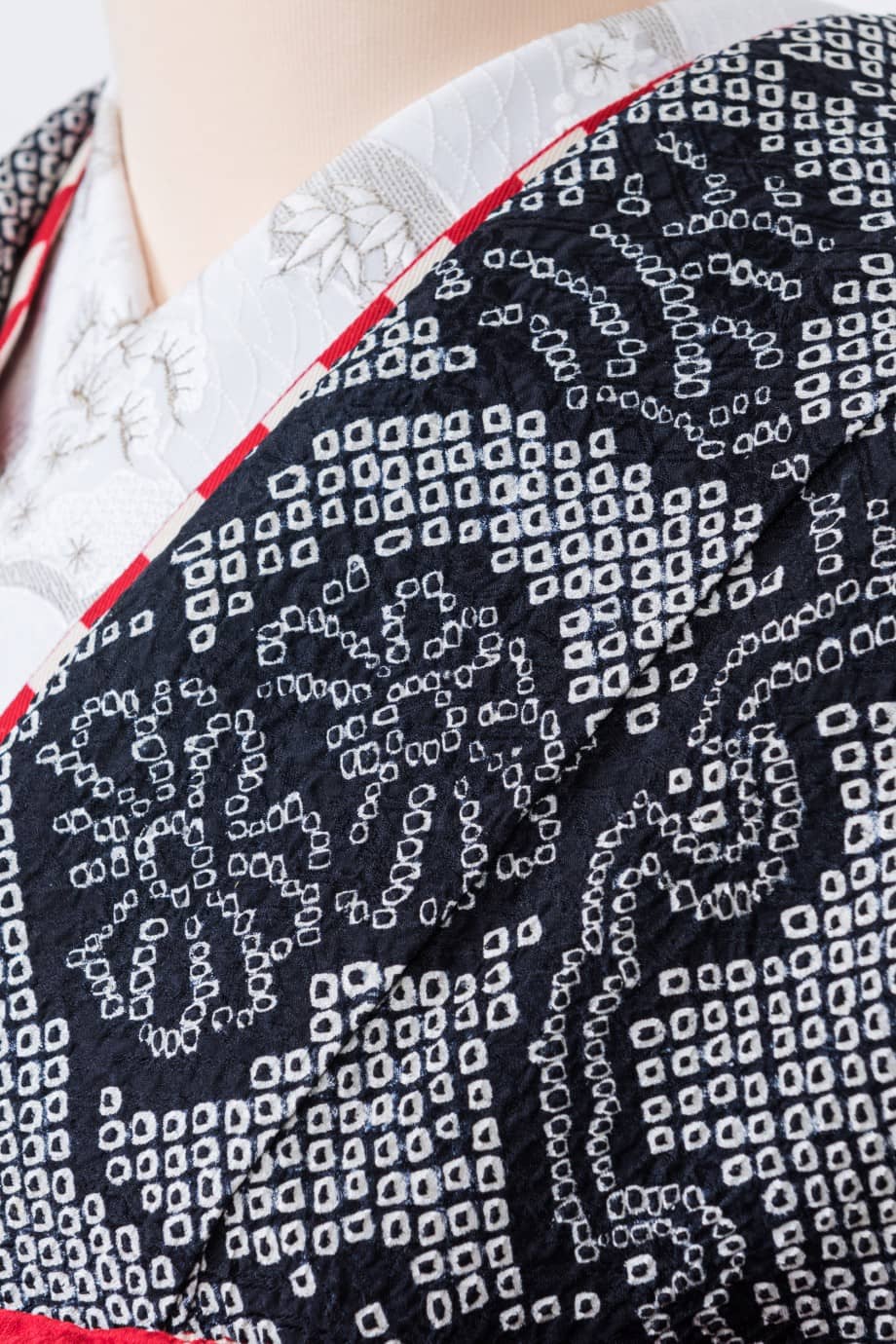 【振袖レンタル】成人式 | 黒地に雪輪、菊、松、橘の総絞り色振袖