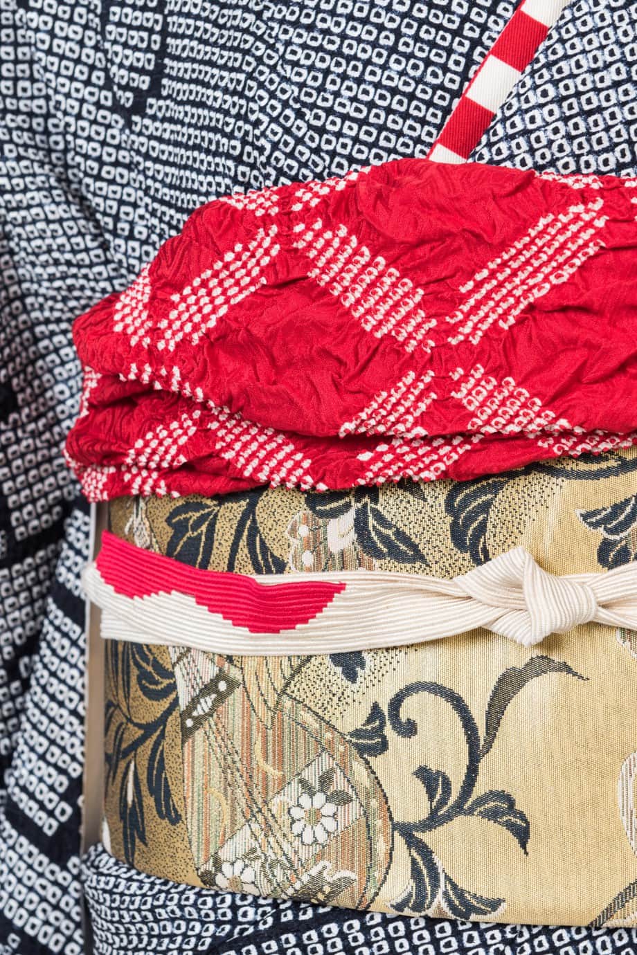 【振袖レンタル】成人式 | 黒地に雪輪、菊、松、橘の総絞り色振袖