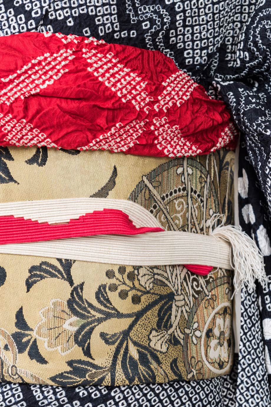 【振袖レンタル】成人式 | 黒地に雪輪、菊、松、橘の総絞り色振袖