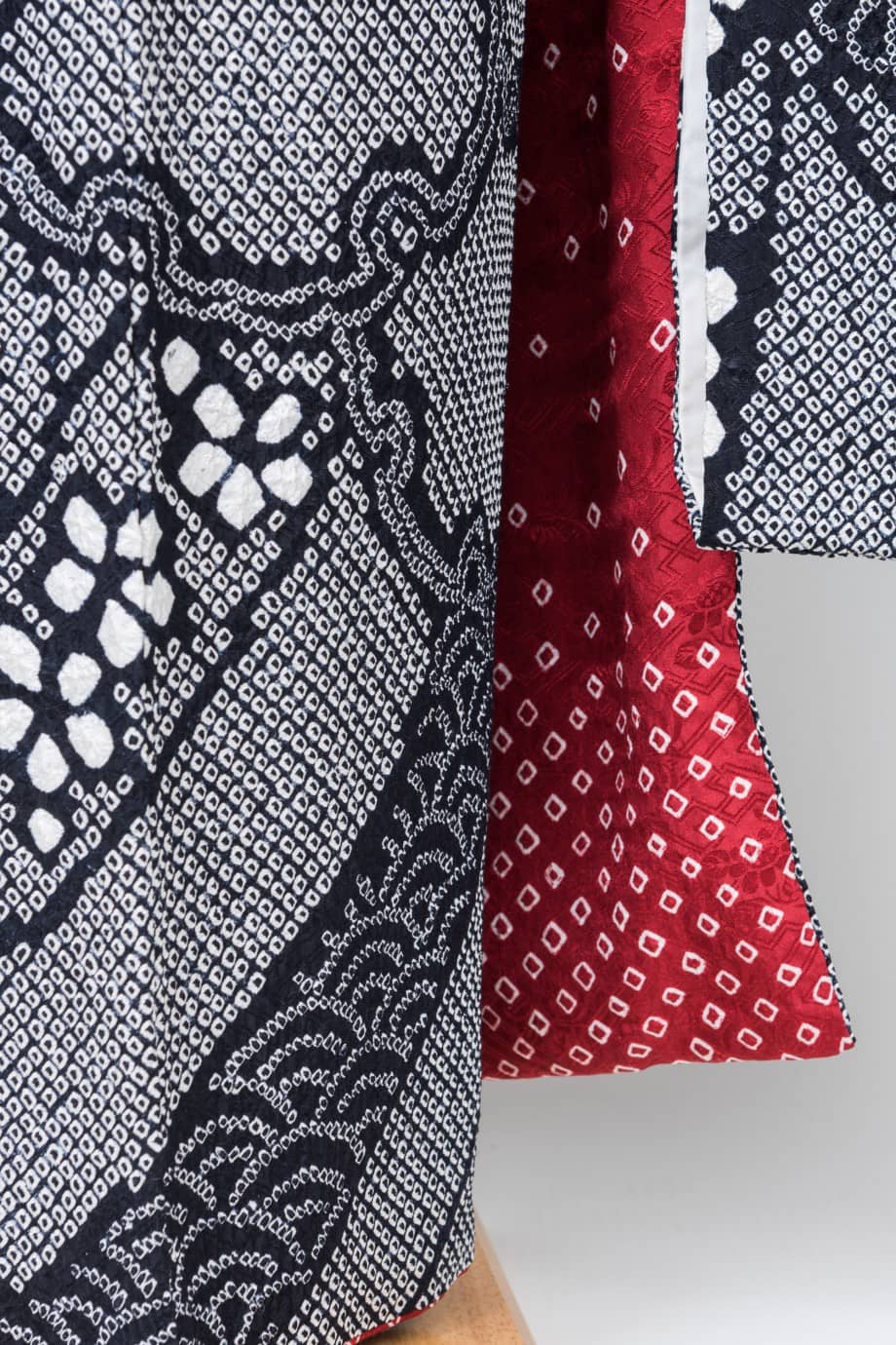 【振袖レンタル】成人式 | 黒地に雪輪、菊、松、橘の総絞り色振袖