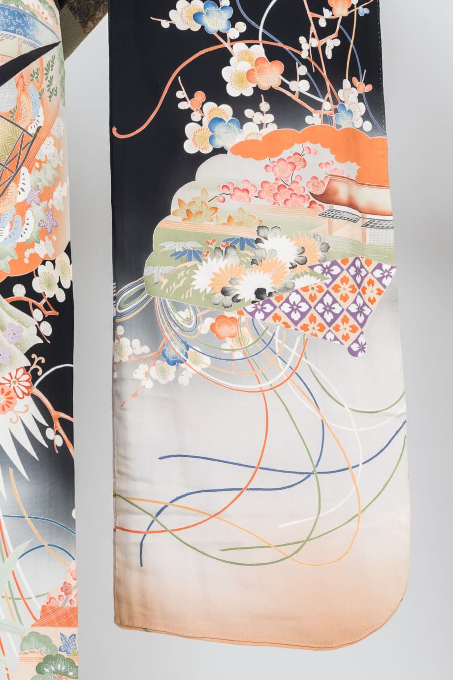 【和装の結婚式】渋めの色合いで花薬玉が描かれた黒振袖