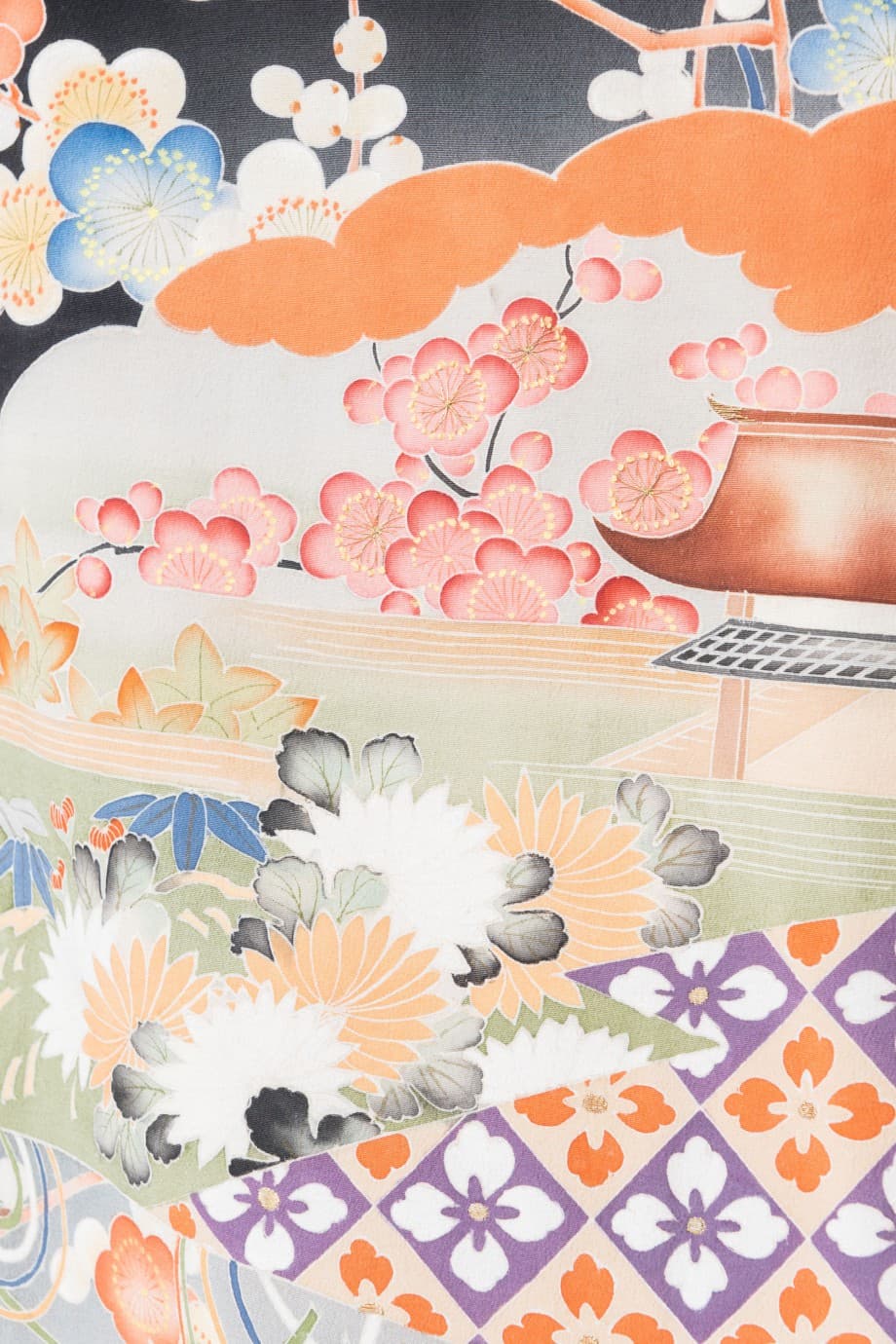 【和装の結婚式】渋めの色合いで花薬玉が描かれた黒振袖