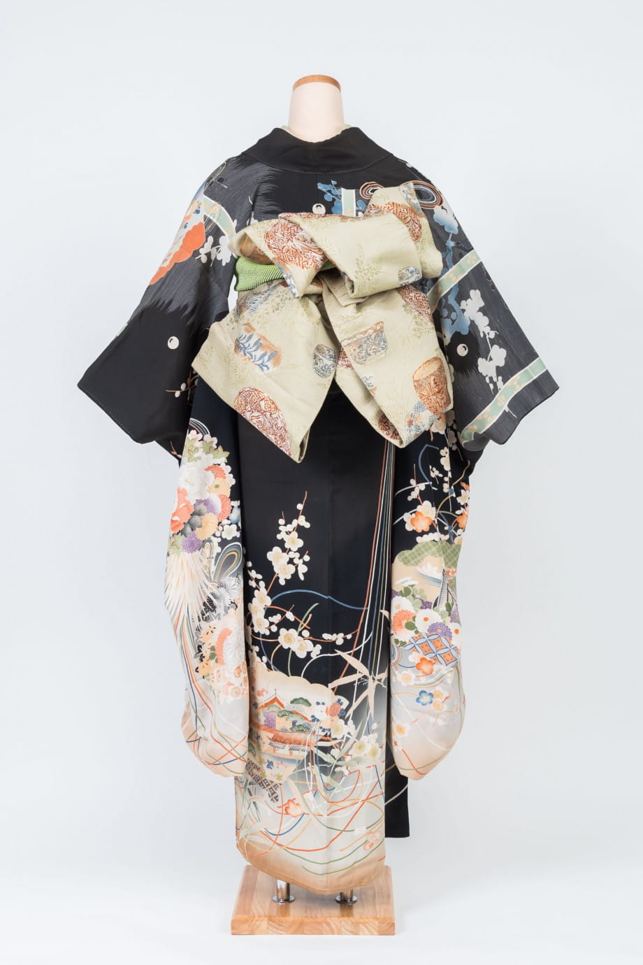 【和装の結婚式】渋めの色合いで花薬玉が描かれた黒振袖