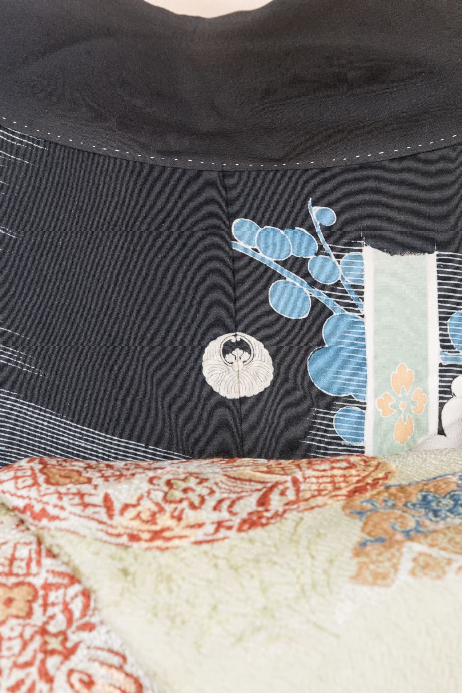 【和装の結婚式】渋めの色合いで花薬玉が描かれた黒振袖