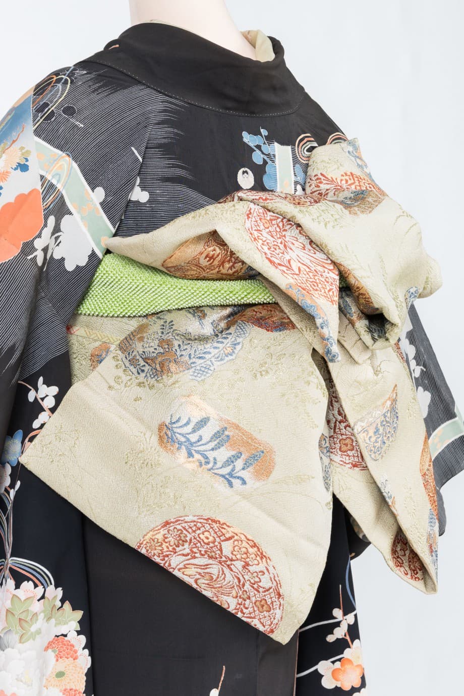 【和装の結婚式】渋めの色合いで花薬玉が描かれた黒振袖