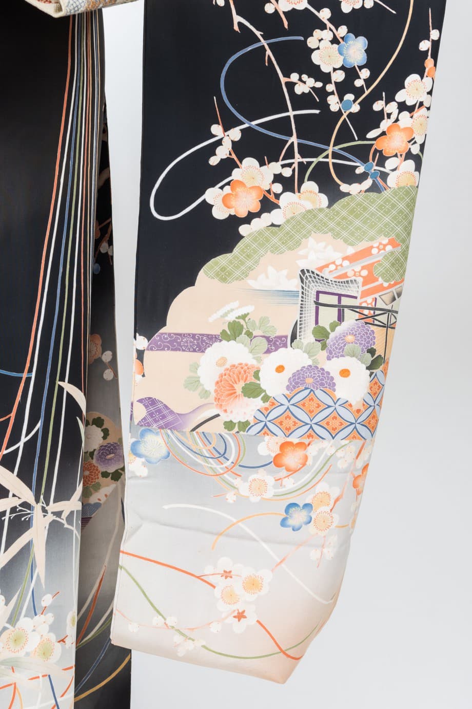 【和装の結婚式】渋めの色合いで花薬玉が描かれた黒振袖