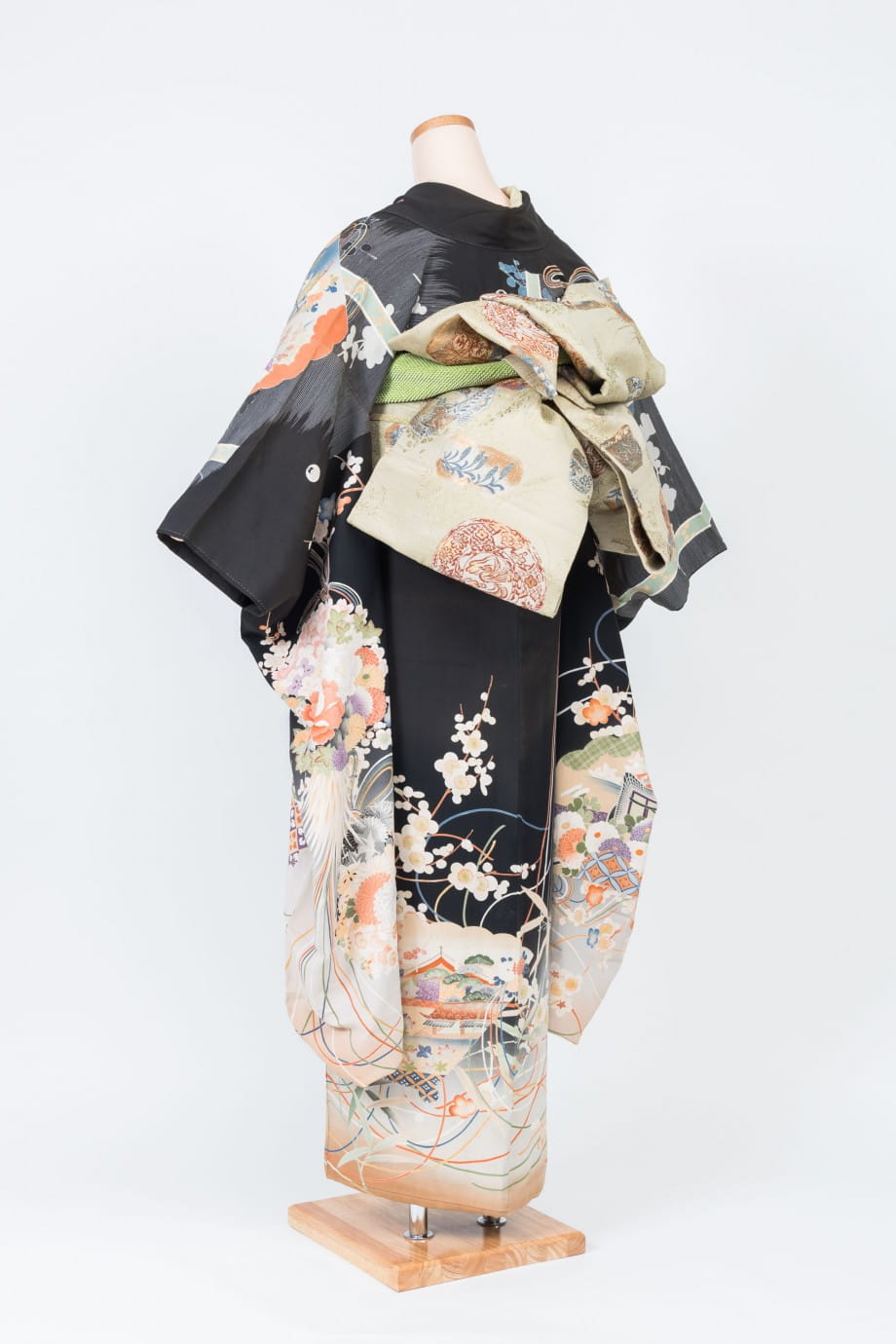 【和装の結婚式】渋めの色合いで花薬玉が描かれた黒振袖