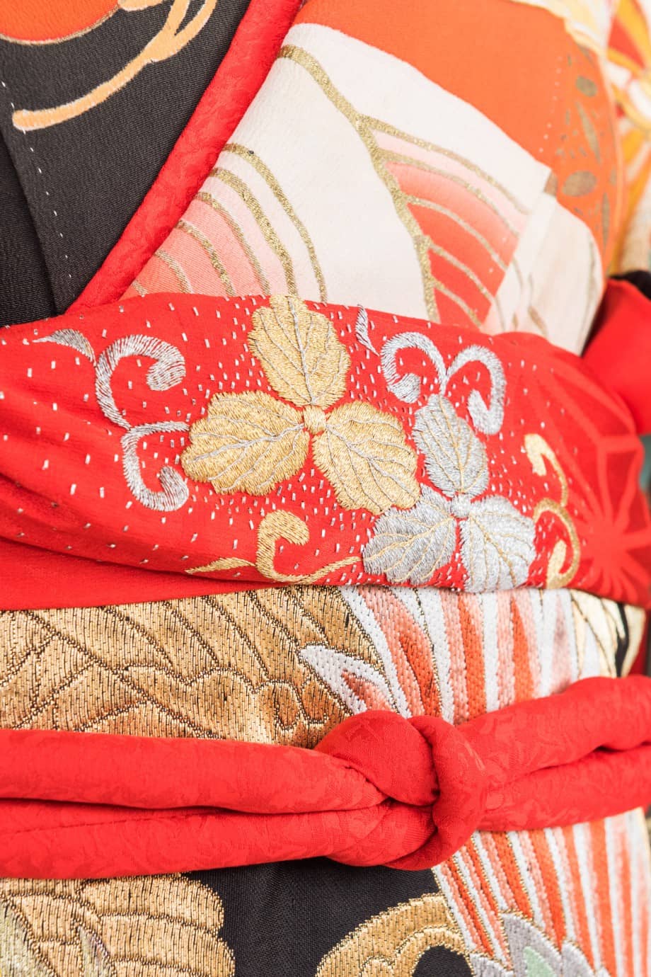 【和装の結婚式】豪華絢爛な檜扇の五つ紋付黒振袖