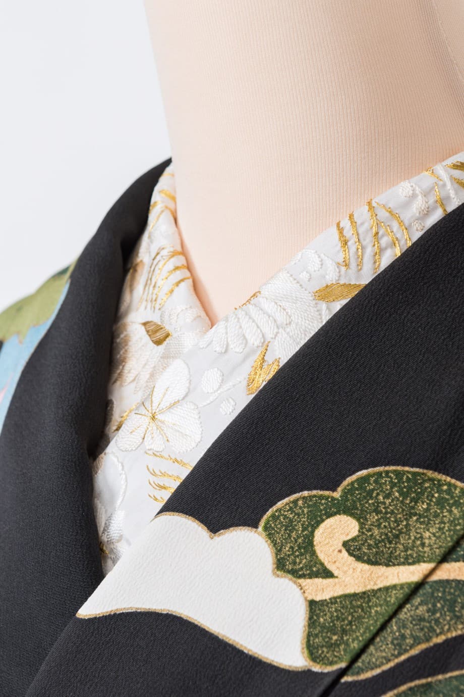 【和装の結婚式】菊尽くし～大小の菊が舞い踊る五つ紋付黒振袖