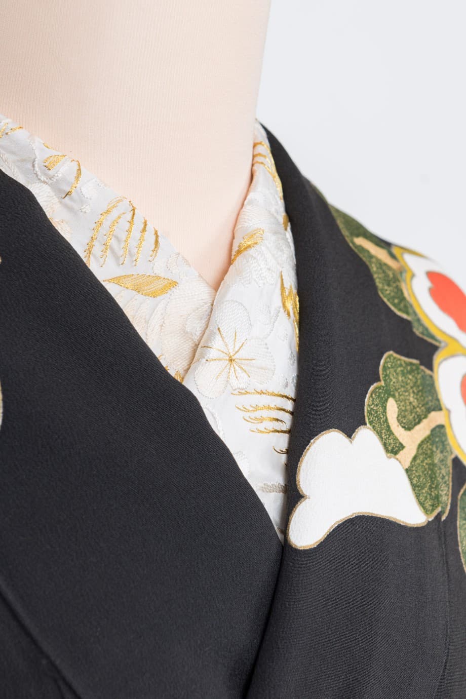 【和装の結婚式】菊尽くし～大小の菊が舞い踊る五つ紋付黒振袖