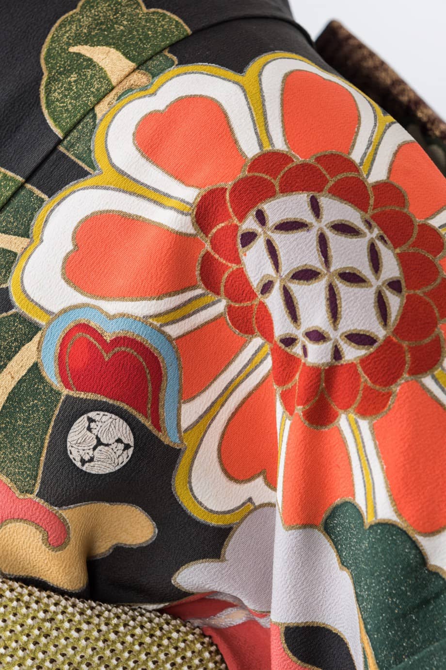 【和装の結婚式】菊尽くし～大小の菊が舞い踊る五つ紋付黒振袖