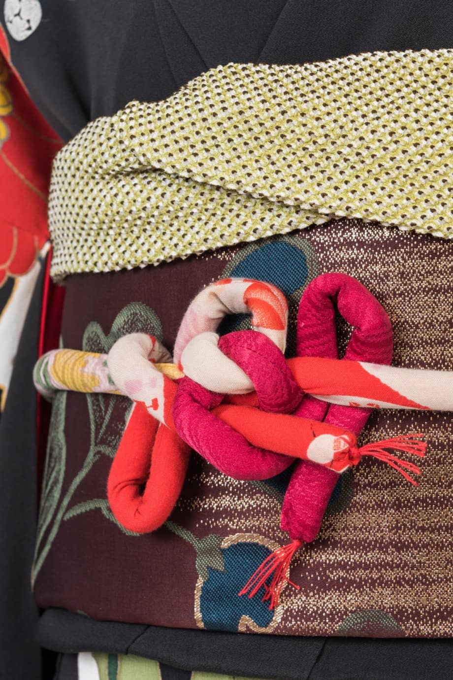 【和装の結婚式】菊尽くし～大小の菊が舞い踊る五つ紋付黒振袖