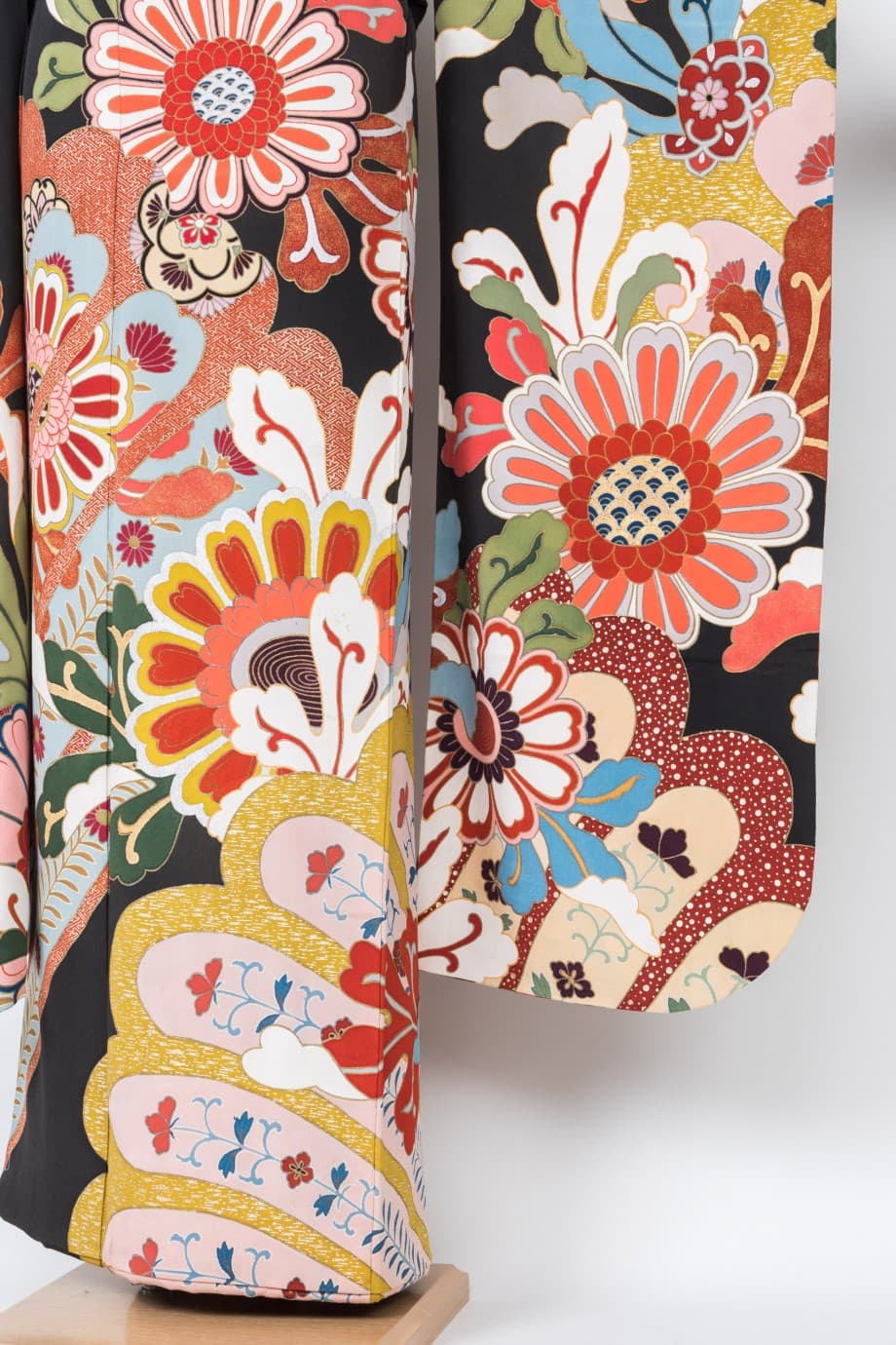 【和装の結婚式】菊尽くし～大小の菊が舞い踊る五つ紋付黒振袖