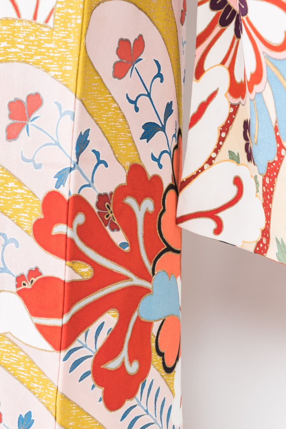 【和装の結婚式】菊尽くし～大小の菊が舞い踊る五つ紋付黒振袖