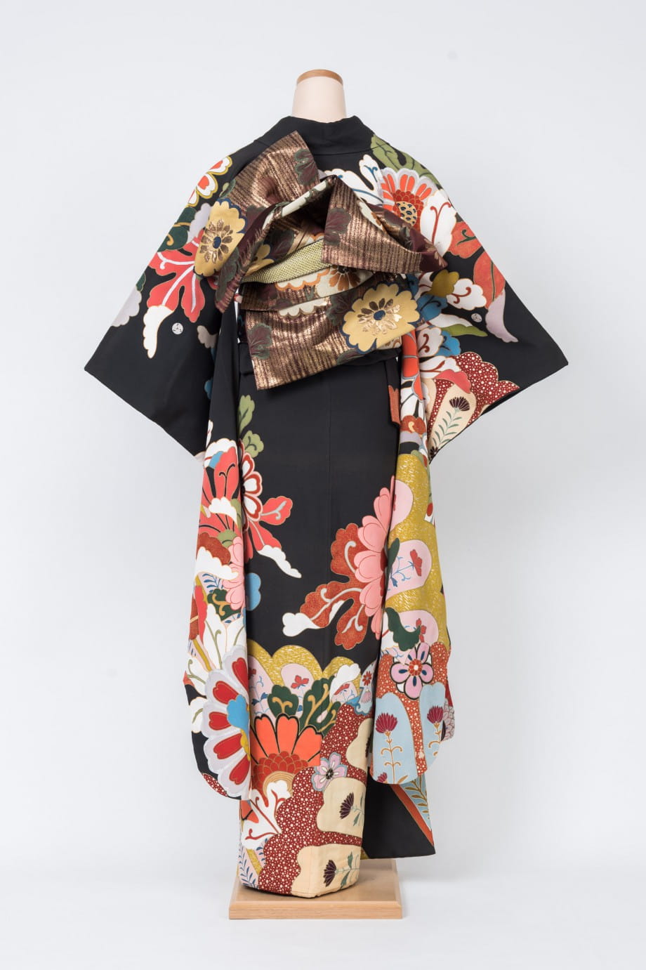 【和装の結婚式】菊尽くし～大小の菊が舞い踊る五つ紋付黒振袖