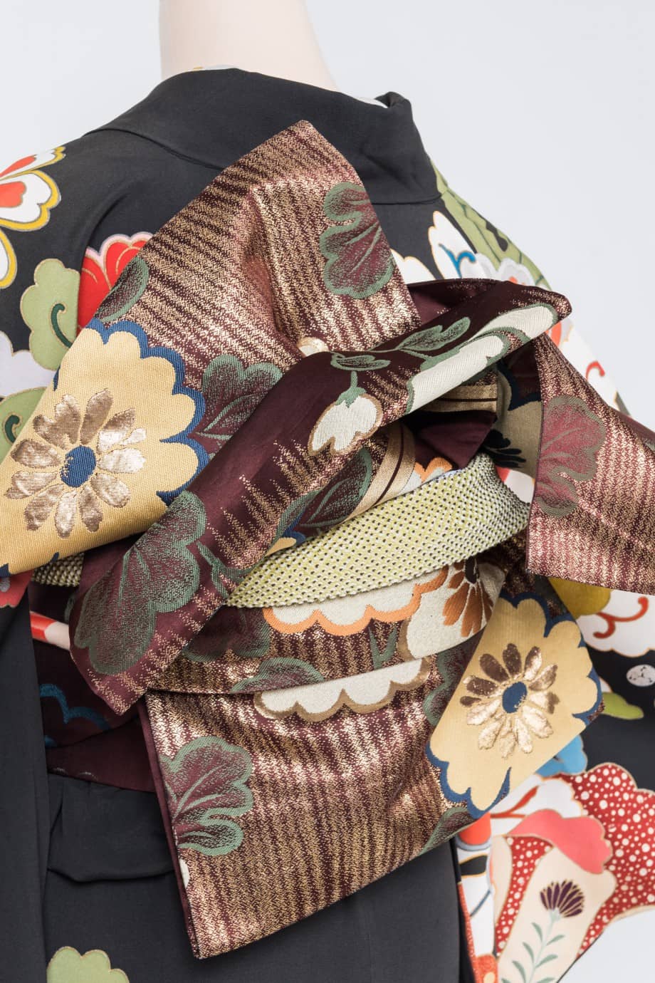 【和装の結婚式】菊尽くし～大小の菊が舞い踊る五つ紋付黒振袖