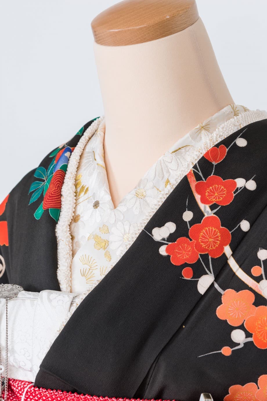 【和装の結婚式】舞い踊る檜扇に御所車と百花繚乱の五つ紋付黒振袖